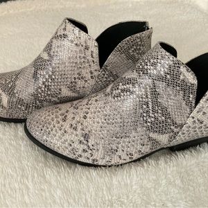 Women's Madeline Western Almond Round Toe Slip on Ankle Boot, Low Heel, Zip Up